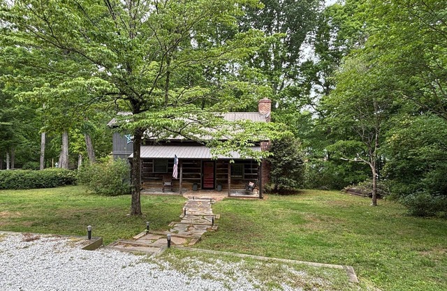 Lake Hartwell Cabin gentle slope to covered dock, sunroom, firepit, deck, slp 11