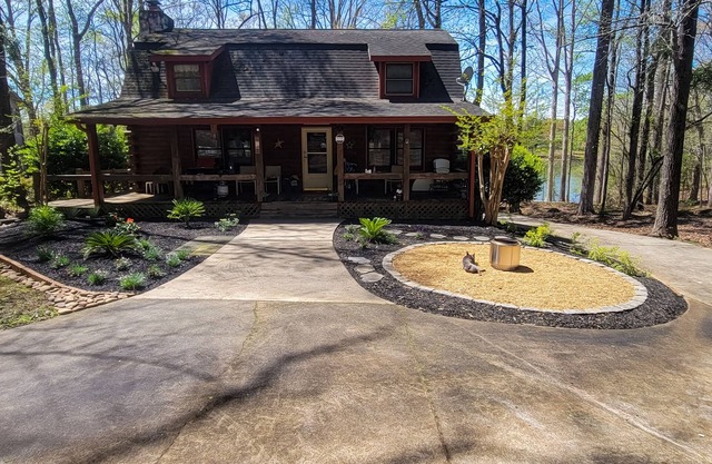 Lake Hartwell-front cabin with firepit, gameroom + private dock