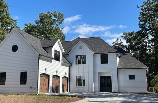 Lake Hartwell water front with private dock, sleeps 15