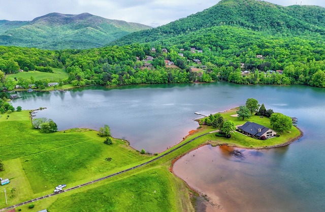 Lake Haven on Chatuge By Chatuge Home Concierge , Indoor Pool, Dock, Hot Tub, firepit