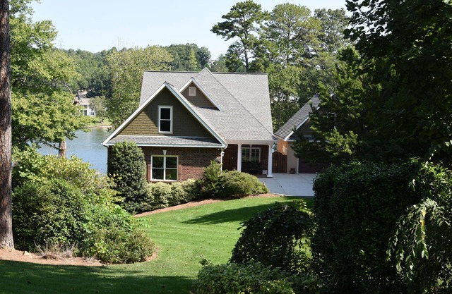 Lakefront Retreat, canal principal du lac Hickory, à l'intérieur des limites de la ville de Hickory NC