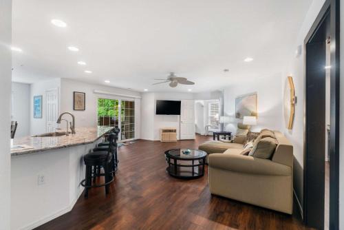Lake Hideaway - Waterfront Condo with Resort Perks