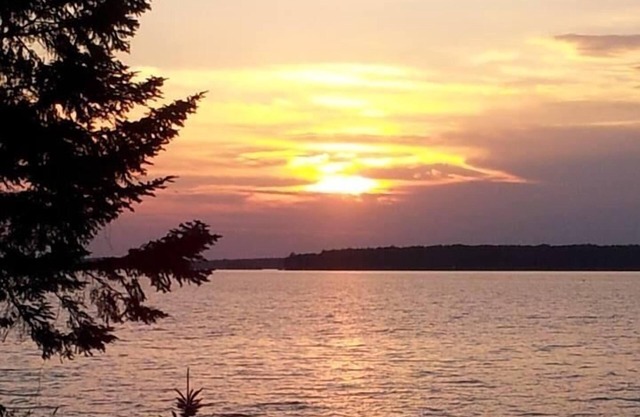 Bord de lac, maison spacieuse et calme pour les réunions de famille et les événements spéciaux