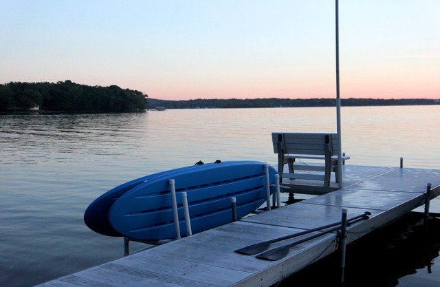 Lake Home sur une péninsule. Profitez des ponts supérieur et inférieur avec bain à remous et table de cuisson.