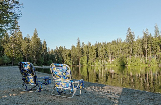 Lake, Hot Tub, Baby & Toddler Friendly, Walk to Town
