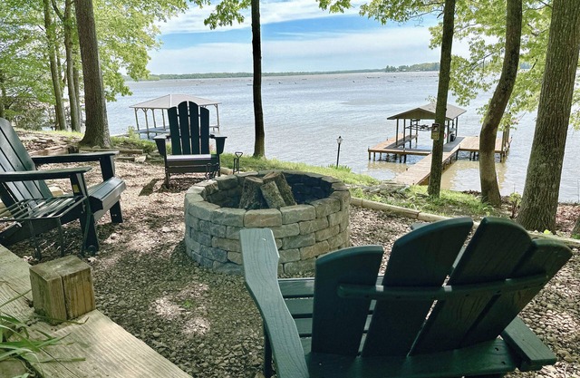 Spacious Lake House 3BR/2BA Sleeps 6 Water Front