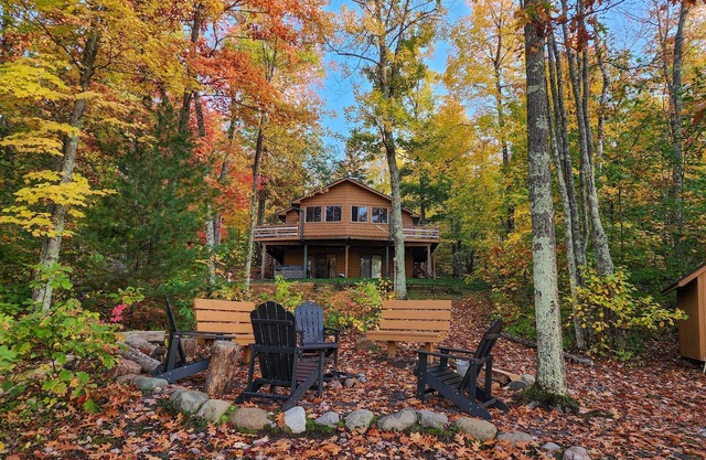 Two cabins, Two kitchens, Hot Tub, King Beds