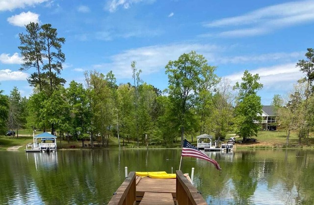 Lake House- Entire House w/shared dock on LM