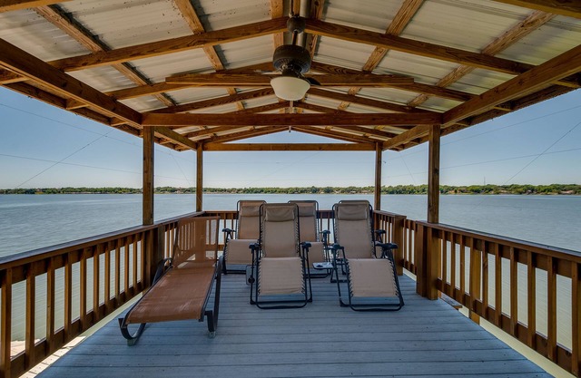LA FAMILLE DE LAKE HOUSE S'ENGAGE AVEC UNE PISCINE CHAUFFÉE!
