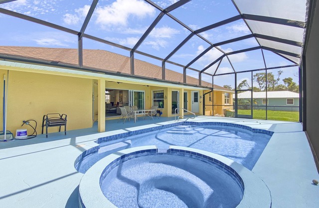 Lake House, full refund*, spa heat only, sleeps 7