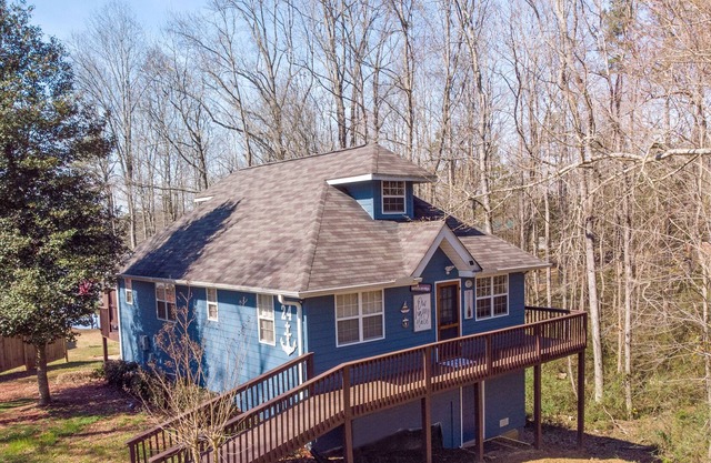 Lake house getaway w kayaks & firepit -- 10 min to downtown Hartwell