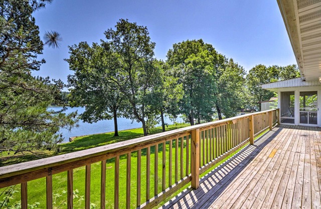 Lake House w / Deck sur Crown Lake près de Ozark Forest!