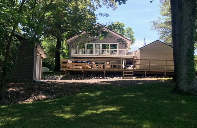 Lake house in Pirate's Cove Pet friendly with large outdoor entertainment area