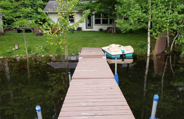 Lake House situé dans une paisible baie tranquille sur Long Lake