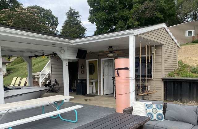 Lake house on lake sara with boat dock and floats included!