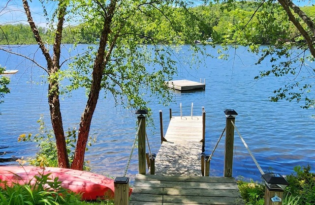 LAKE HOUSE sur l'eau w / 2 kayaks, canoë, immense terrasse, radeau de natation, quai, foyer