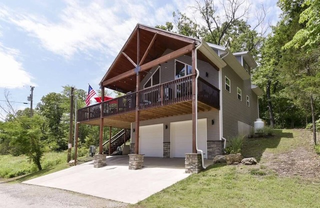 Lake House Retreat - Private Hot Tub!