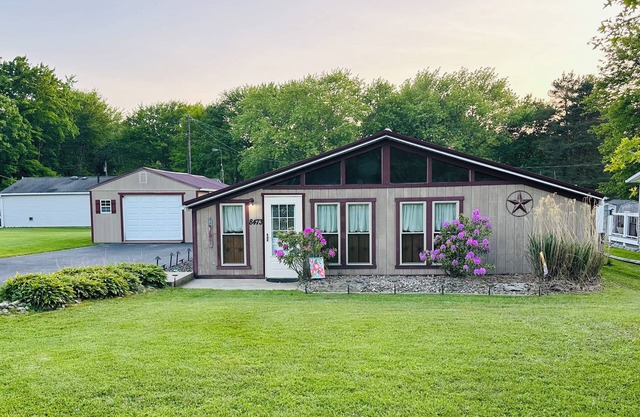 Charming Lake House Steps from Pymatuning