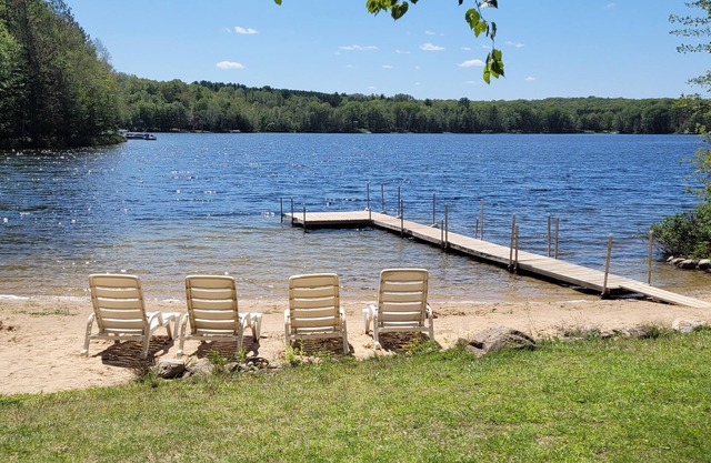 Peaceful Family Lake House sur tous les sports Sunrise Lake, près de Cadillac MI (LeRoy)