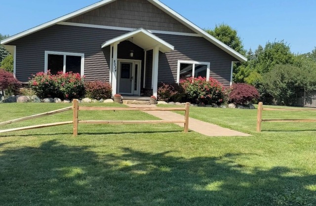 Lake House with Hot Tub, game room, huge yard, 1 mile from Silverlake Sand Dunes