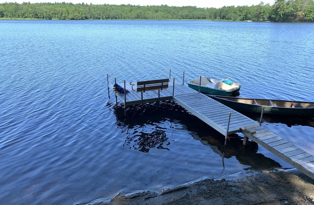 Lake House avec plage privée, ponton, quai, canot et pédalo (1BR +, 6 couchages)