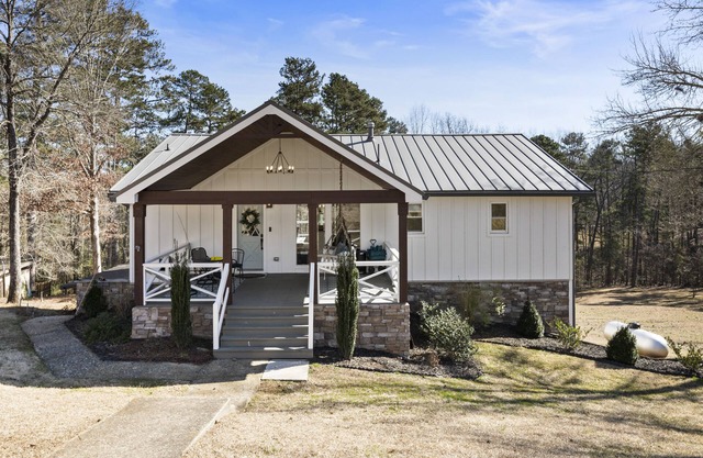 Lake Lanier Cottage with Deep Water Double dock-Monthly Rentals