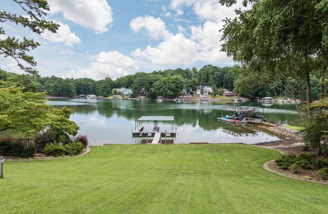 Superbe et paisible maison moderne au bord du lac