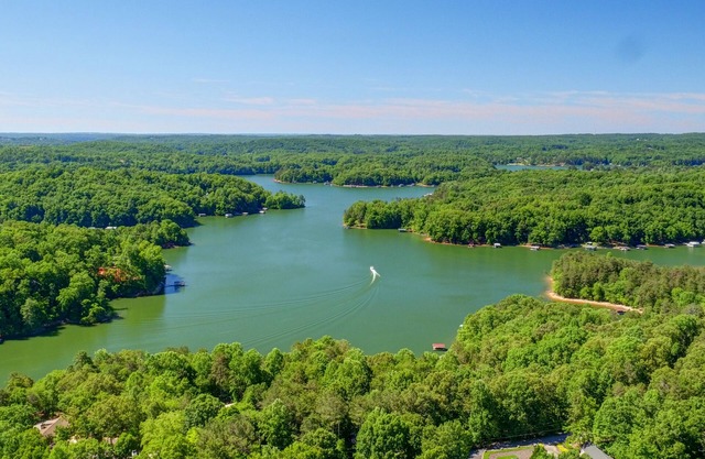 Escapade sur le lac Lanier avec un quai sur deux étages dans les magnifiques montagnes de la Géorgie du Nord