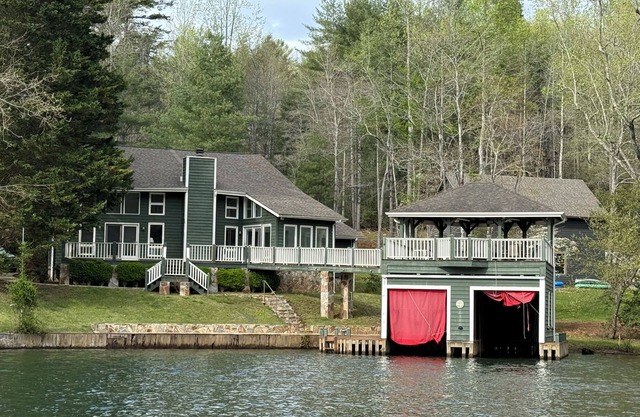<<NEW>> LAKE LEVEL Green Acres – Your lakefront place to be!