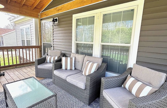 Cozy home walking distance to lake. Perfect for fishing, boating & lake views!
