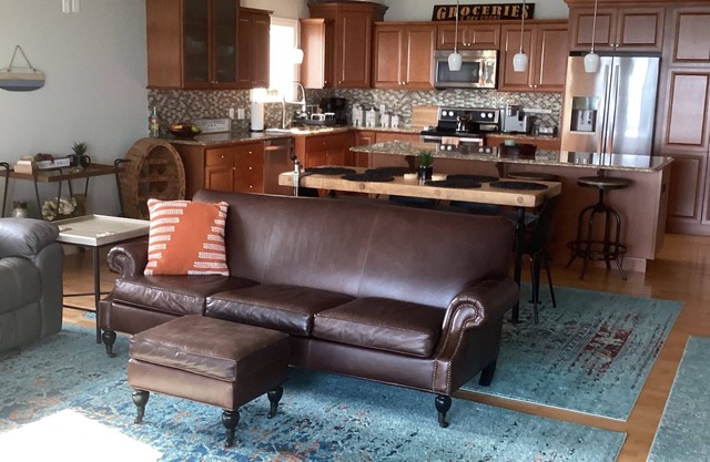 Lake Life-The beach is your back yard ! 3br/3bath