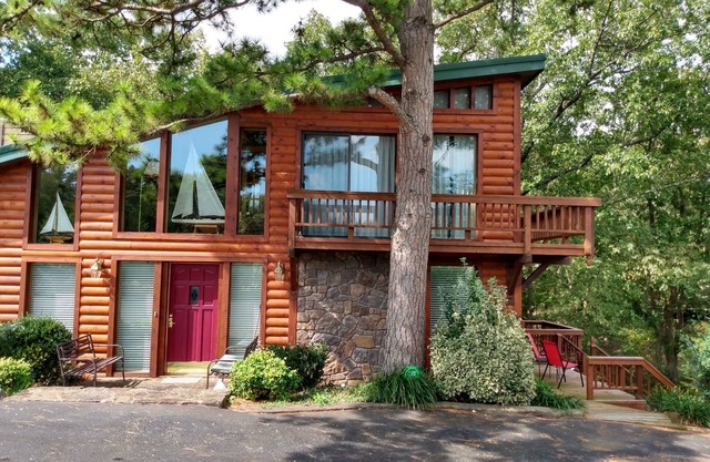 Lake lodge with Grand Lake views close to marina and Honey Creek Hive Mini Golf