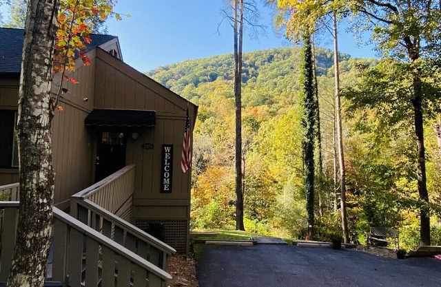 Lake Lure Retreats- Buffalo Creek Retreat, hot tub & views~Rumbling Bald Resort