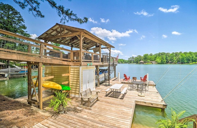 NOUVEAU! Lake Martin Cabin w / Luxury Dock & Kayaks!