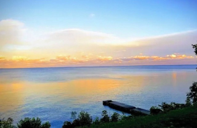 Shore Beats fonctionne! Détente 4 BR maison au bord du lac avec une vue imprenable!