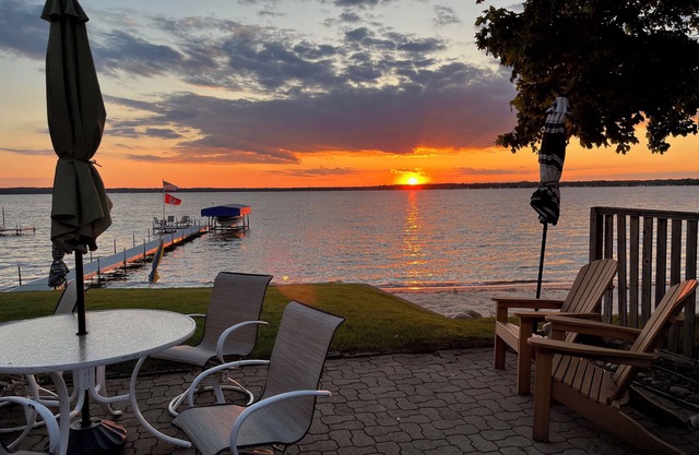 Lac Missaukee avec quai, grue, plage de sable et couchers de soleil fabuleux