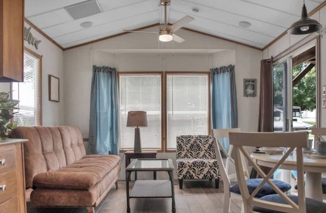 Lake Monroe's Cozy Villa