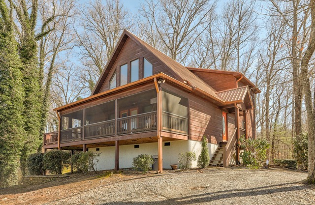 Lake & Mountain-View Hideaway w/ Fireplace, AC, WiFi & 4 TVs - Dogs Welcome