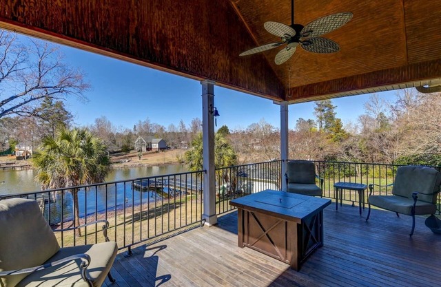 Lake Murray Group Getaway | Sleeps 14 | Kayaks