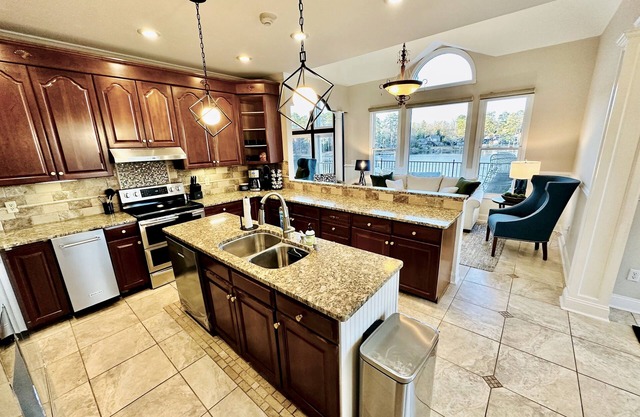 Lake Murray Retreat: Sleeps 20 - Bomb Island Views