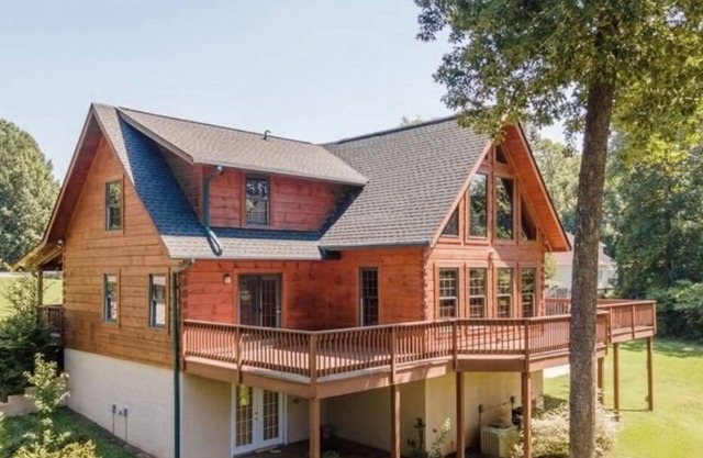 Lake Norman Cabin Retreat -lake front-with private boat dock-