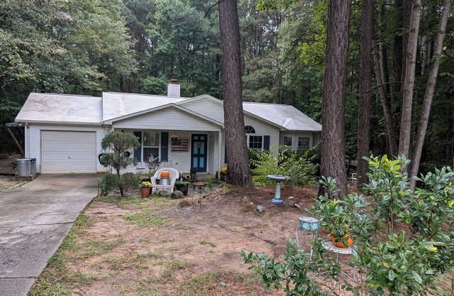Charming 3-bedroom cottage with AC ,WiFi, Fire Pit and Grill in Mooresville.