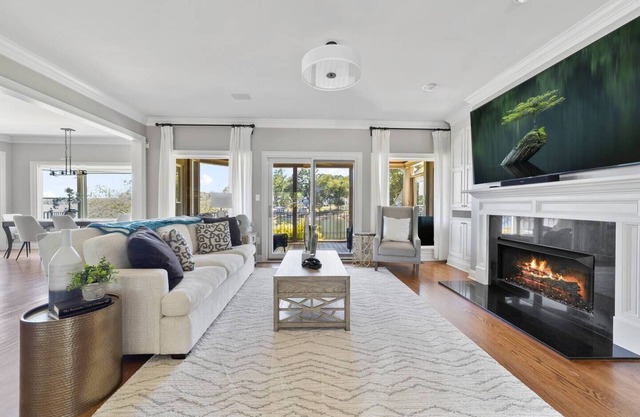Lake Norman Luxury Lakefront Home with Private Dock, Hottub and Pool