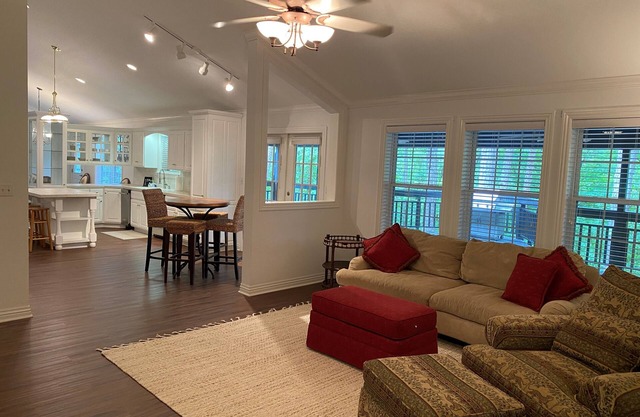 Lake Ouachita private 6 bed home located in Mountain Harbor!