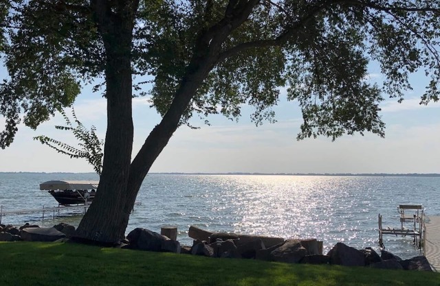 Maison du lac Poinsett, grande cour et patio au bord du lac, vue sur le grand lac