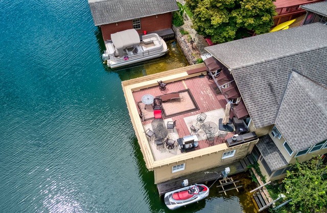 Lake Rabun vintage boathouse with two suites, amazing views & hot tub