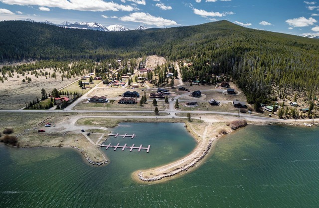 Lake Retreat, Hot Tub & Views! Hike, Fish and Ski Montana!