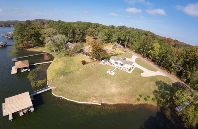 Lake Retreat, Great Views & Location, Boat Parking, Sleeps 9, 3 Full Baths, RTJ