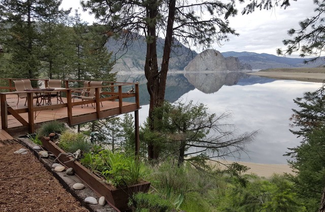 Lake Roosevelt Custom-built, WATER-FRONT log home