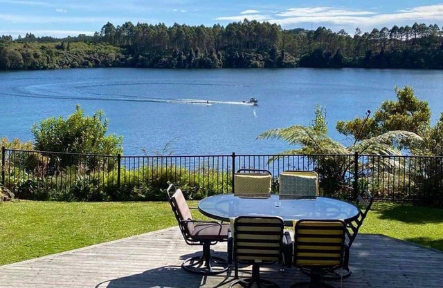 Vues du lac Rotoiti, Tikitere - Superbes vues sur le lac